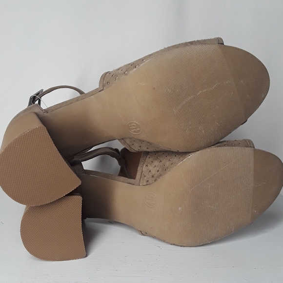 UNIVERSAL THREAD Hannah Perforated Laser Cut Stacked Ankle Strap Heel 9 NWT - Picture 6 of 9